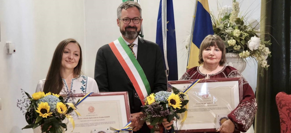 Ucraina, Ianeselli consegna l'Aquila di San Venceslao alle associazioni Rasom e Aiutiamoli a vivere